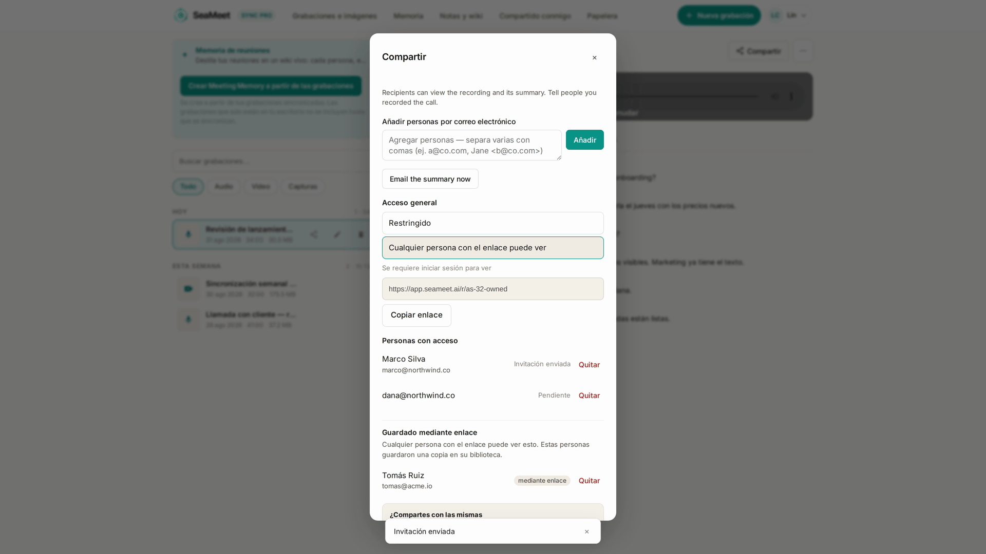 El diálogo de compartir: personas añadidas por email, el enlace abierto a cualquiera que lo tenga, y el aviso de que hay que iniciar sesión para ver