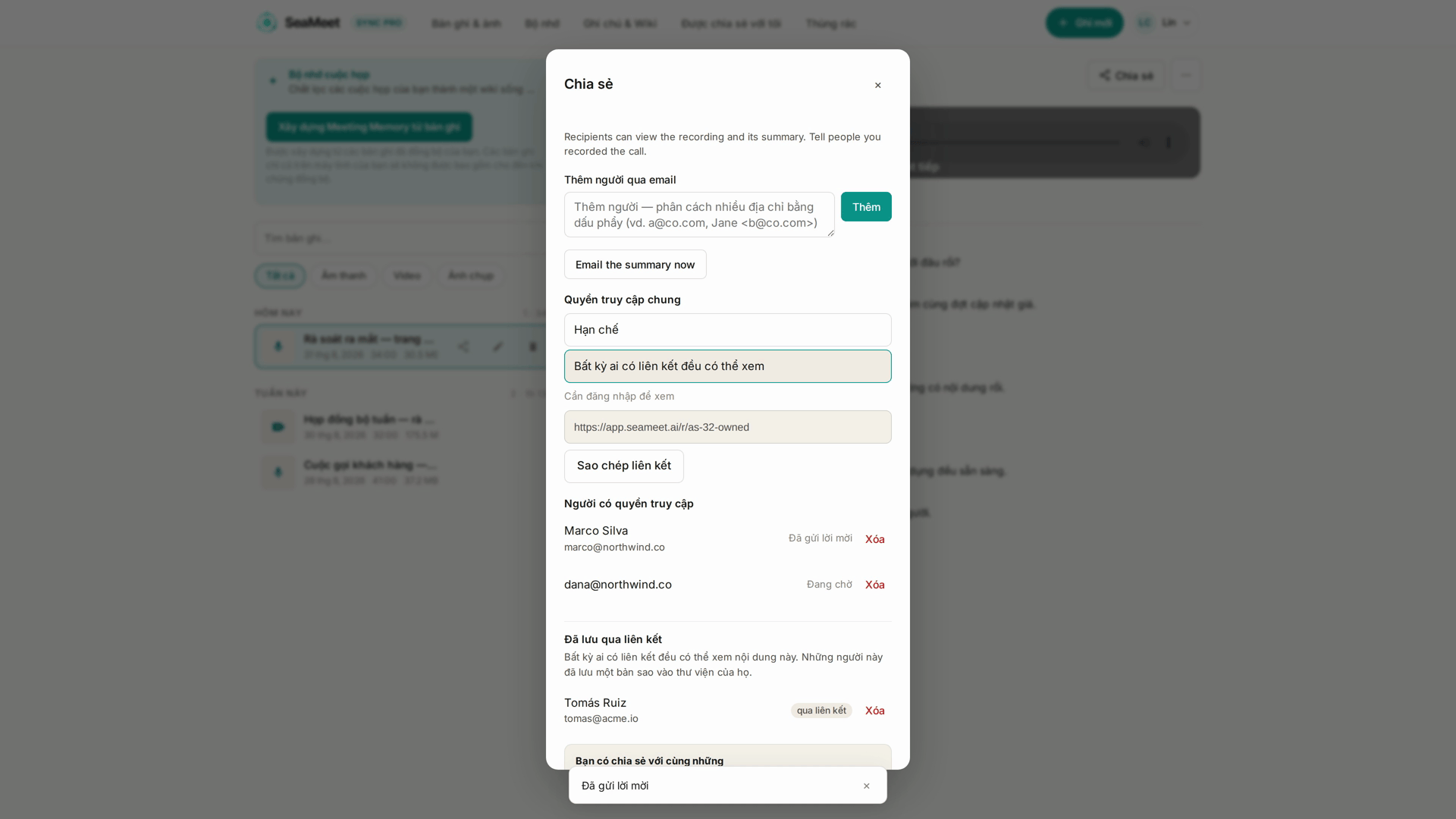 Hộp chia sẻ: người được thêm bằng email, quyền liên kết mở cho bất kỳ ai có nó, và ghi chú rằng phải đăng nhập mới xem được